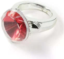 Anello in argento con diamante rosso
