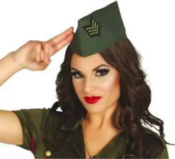 Berretto militare verde con distintivo
