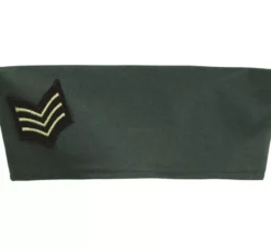 Berretto militare verde con distintivo