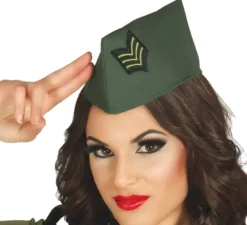 Berretto militare verde con distintivo