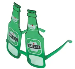 Bicchieri di bottiglie di birra verde
