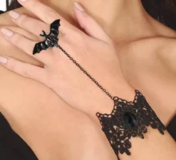 Bracciale ricamato e anello pipistrello