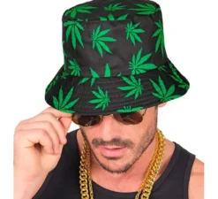 Cappello da pescatore con secchiello di marijuana