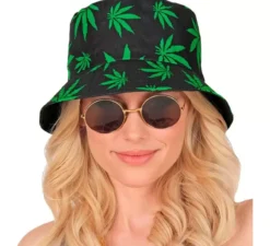 Cappello da pescatore con secchiello di marijuana