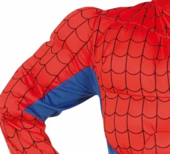 Costume da supereroe muscoloso adolescente che striscia sul muro