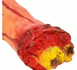 Mano amputata con sangue