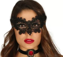 Maschera con ricamo nero