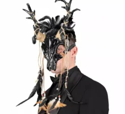 Maschera da sciamano con teschio nero e piume