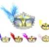 Maschera di Carnevale dorata con piume di colori assortiti