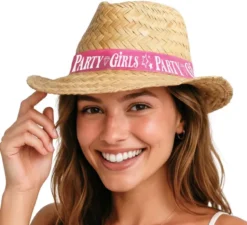 Ragazze della festa con il cappello di paglia