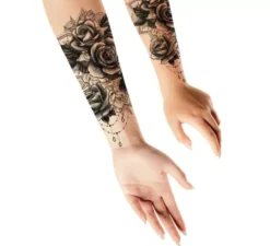 Tatuaggio di rose in bianco e nero