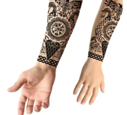 Tatuaggio vichingo con simboli